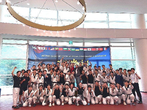 “1등 하고 싶었어요!” 신한대 시범단, 박정희컵 국제태권도대회 석권 대표이미지